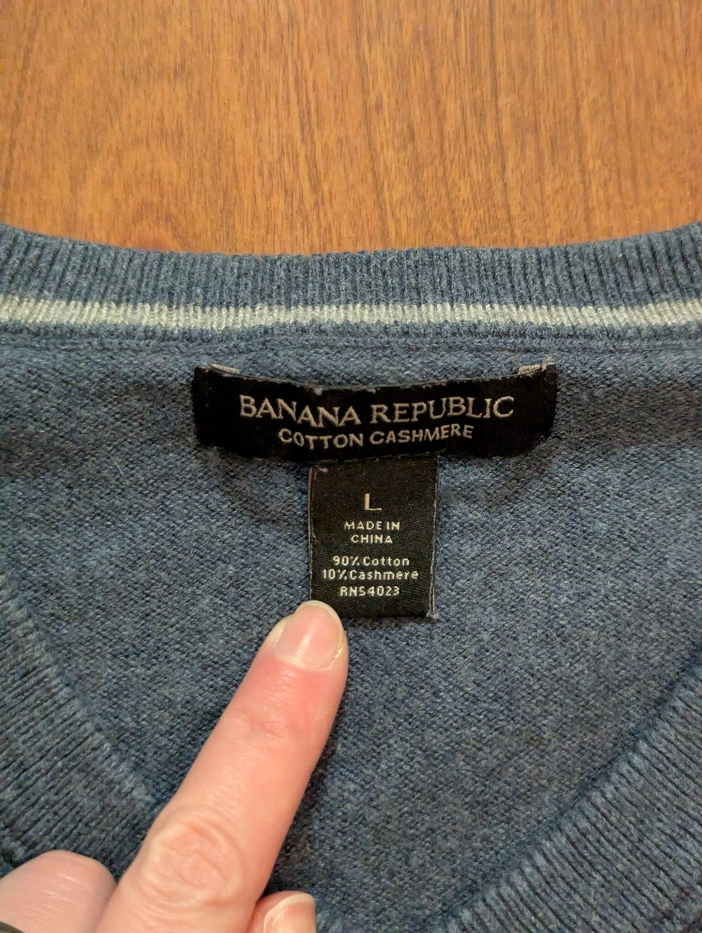 J.Crew Everyday Cotton/Cashmere V-Neck Sweater Blue/Grey Mens Large (Small Flaw) - Picture 2 of 11